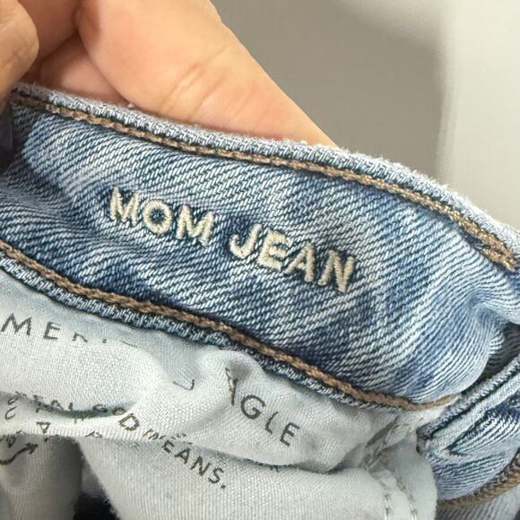 American Eagle Mom Jeans Size 6 Blue Denim Tapered High Rise Med Wash Distressed - Picture 7 of 10